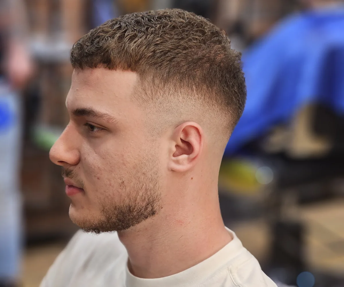Prerje moderne flokësh te Lika Barbershop në Tiranë